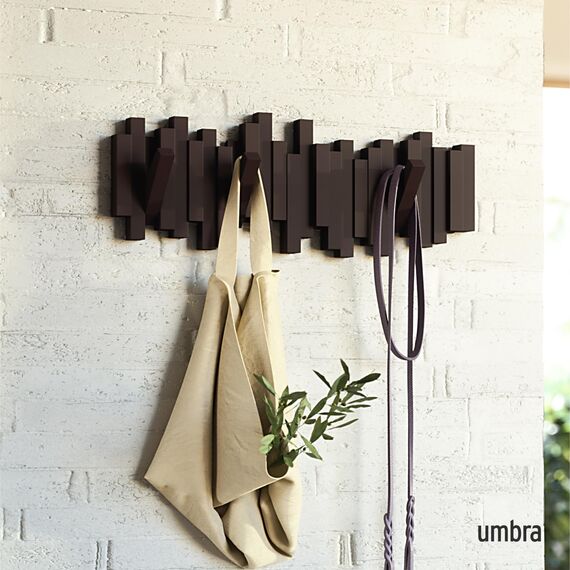 Umbra Stäbchen Garderobenhaken – Moderne und Platzsparende Garderobenleiste mit 5 Beweglichen Haken für Jacken, Mäntel, Schals, Handtaschen und Mehr, Espresso
