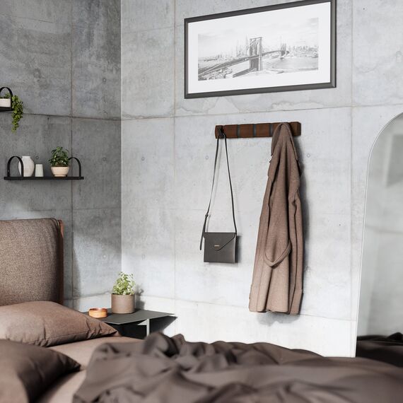 Umbra Flip 5 Garderobenhaken – Moderne, Schlichte und Platzsparende Garderobenleiste mit 5 Beweglichen Haken für Jacken, Mäntel, Schals, Handtaschen und Mehr, Schwarz/Walnuss