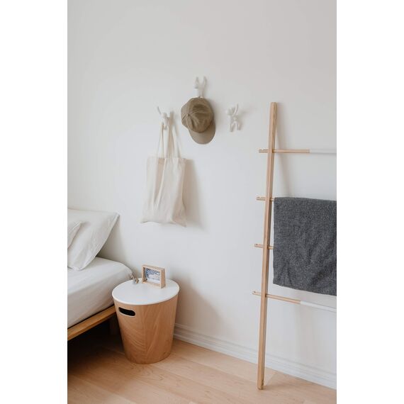 Umbra Buddy Haken - Dekorative Wandhaken Garderobe für Jacken, Schals, Taschen, Rucksäcke, Handtücher und Mehr, 3er-Set, Weiss