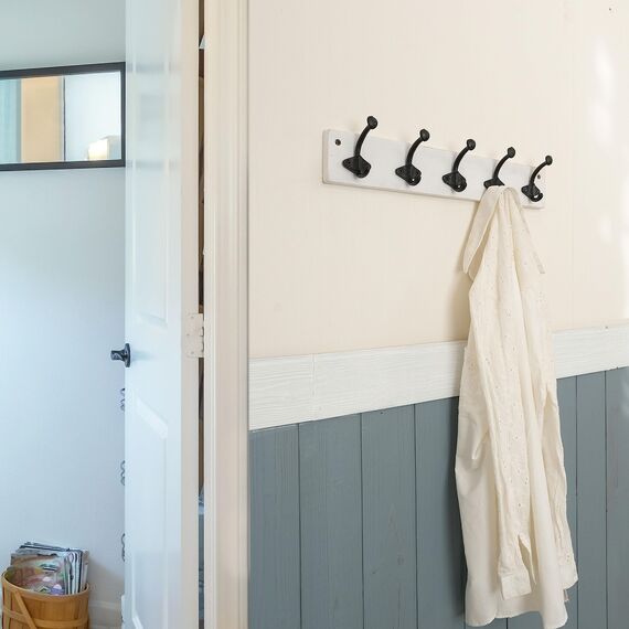 WEBI Garderobenleiste mit 5 Haken Gusseisen,Wandgarderobe Holz Garderobenhaken Wand Garderobe Hakenleiste,Kleiderhaken Wand für Mäntel,Jacken,Weiß,2 Stück