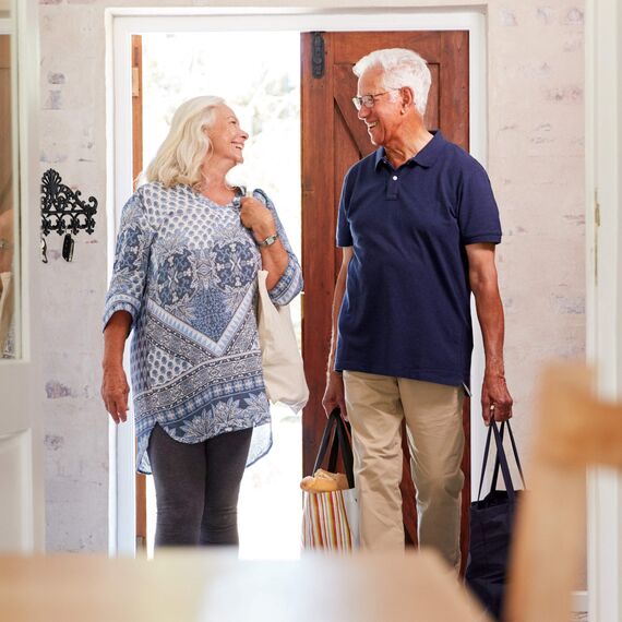 Relaxdays Garderobenleiste Gusseisen, 5 Haken, antike Hakenleiste, für Schlüssel, Shabby, 17 x 35 x 3,5 cm, weiß/braun