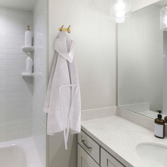 SAYONEYES Gebürstete Gold Kleine Garderobenleiste Wandhalterung - 6 Zoll Edelstahlschiene mit 2 Doppelgarderobenhaken für Eingangsbereich, Badezimmer, Schlafzimmer, Küche - Moderne Gold Hakenleiste