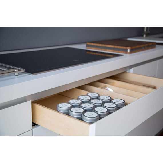 12er Pack große Gewürzdosen stapelbar mit extra Aromadeckel inkl. 12 Etiketten + 2 Streueinsätze | Höhe: je ca. 9,0 cm, Ø je ca. 6,4 cm | Dosen Material: Weißblech | BPA-frei und lebensmittelecht