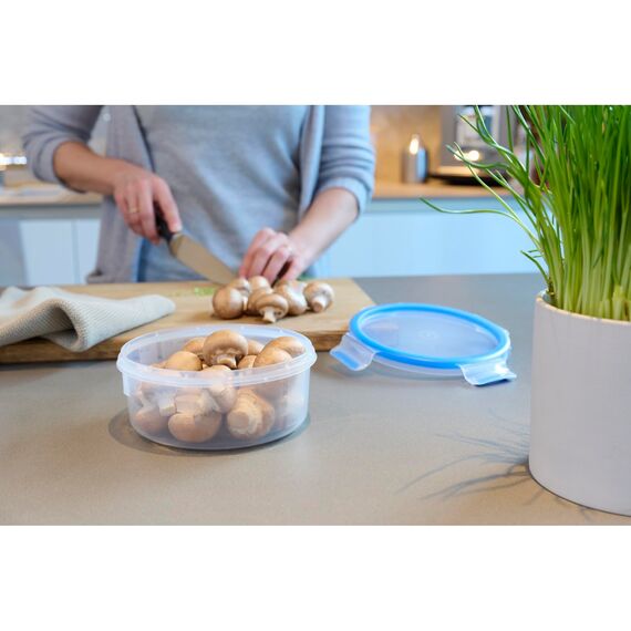 EMSA Clip & Close Frischhaltedose, rund, 0,85 L, mit Deckel, Aufbewahrungsbox, 100 Prozent dicht, spülmaschinen-, gefrier-, mikrowellenfest, Transparent, Blau, Made in Germany, 508552