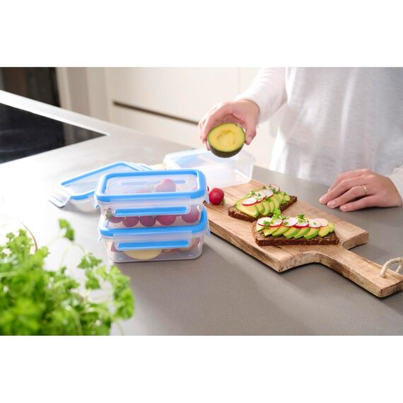 EMSA Clip & Close Frischhaltedosen-Set, rechteckig, 3 x 1 L, mit Deckel, Aufbewahrungsboxen, 100 Prozent dicht, spülmaschinen-, gefrier-, mikrowellenfest, Transparent, Blau, Made in Germany, N10313