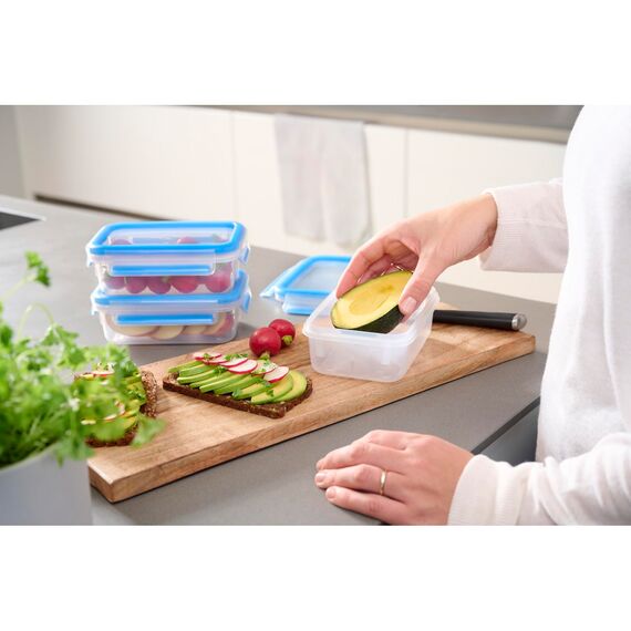 EMSA Clip & Close Frischhaltedosen-Set, rechteckig, 3 x 0,55 L, Aufbewahrungsboxen, 100 Prozent dicht, spülmaschinen-, gefrier-, mikrowellenfest, Transparent, Blau, Made in Germany, 508570