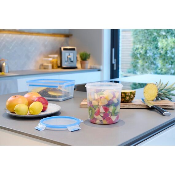 EMSA Clip & Close Frischhaltedose, rund, 2,0 L, Aufbewahrungsbox, 100 Prozent dicht, spülmaschinen-, gefrier-, mikrowellenfest, Transparent, Blau, Made in Germany, 508553