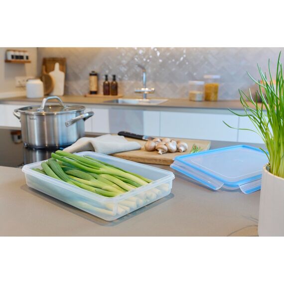 EMSA Clip & Close Frischhaltedose, rechteckig, 2,6 L, mit Deckel, Aufbewahrungsbox, 100 Prozent dicht, spülmaschinen-, gefrier-, mikrowellenfest, Transparent, Blau, Made in Germany, 508545