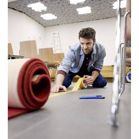 tesa Doppelseitiges Klebeband Universal - Vielseitiges Klebeband für Verpackungen, Deko und Teppiche oder zum Basteln - 25 m x 50 mm (Packung mit 3)