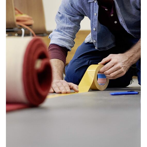 tesa Doppelseitiges Klebeband Universal - Vielseitiges Klebeband für Verpackungen, Deko und Teppiche oder zum Basteln - 25 m x 50 mm (Packung mit 3)