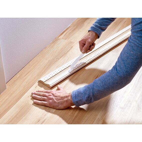 tesa Montageband Tapete&Putz, 10 kg Haltekraft pro Meter - starkes, doppelseitiges Montageklebeband zur Befestigung auf Gips und Tapeten - 5 m x 19 mm (Packung mit 2)