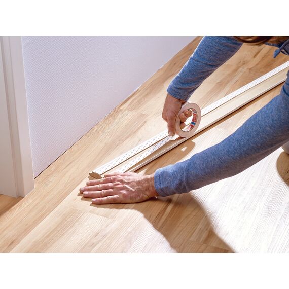 tesa Montageband Tapete&Putz, 10 kg Haltekraft pro Meter - starkes, doppelseitiges Montageklebeband zur Befestigung auf Gips und Tapeten - 5 m x 19 mm (Packung mit 2)