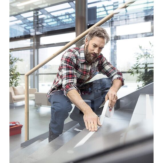 tesa Anti-Rutschband - Rutschfestes Klebeband für innen und außen - Für Treppen, Leitern und glatte Böden - Transparent - 5 m x 25 mm