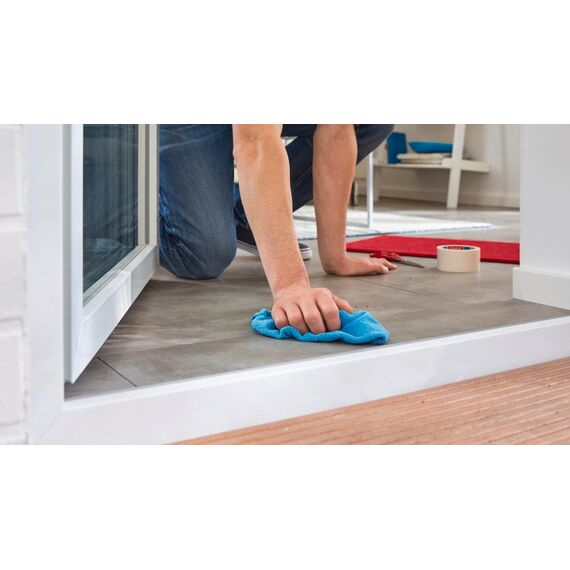 tesa Verlegeband rückstandsfrei entfernbar - Gewebeverstärktes, doppelseitiges Klebeband zum Verkleben von Teppich- und PVC-Bodenbelägen - 5 m x 50 mm