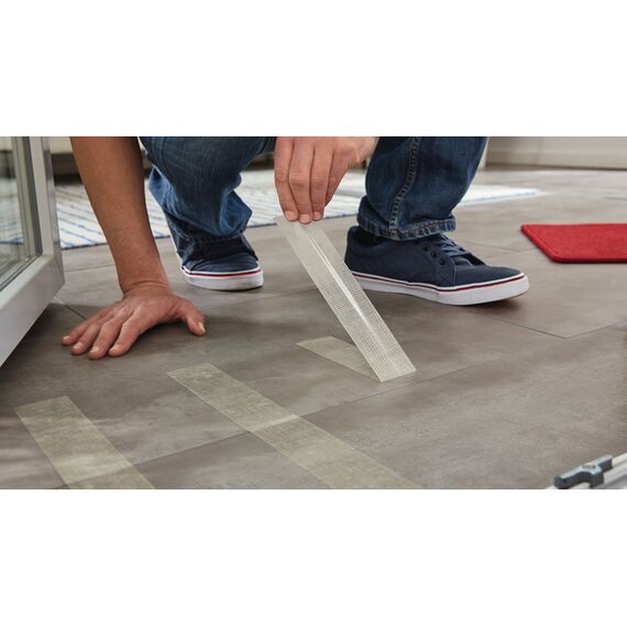 tesa Verlegeband rückstandsfrei entfernbar - Gewebeverstärktes, doppelseitiges Klebeband zum Verkleben von Teppich- und PVC-Bodenbelägen - 25 m x 50 mm