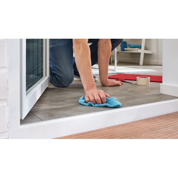 tesa Verlegeband rückstandsfrei entfernbar - Gewebeverstärktes, doppelseitiges Klebeband zum Verkleben von Teppich- und PVC-Bodenbelägen - 25 m x 50 mm