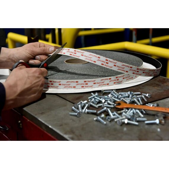 3M Dual Lock SJ354D, wiederlösbares Befestigungssystem - starke, wiederlösbare Verbindung von Kunststoffen (Polypropylen, Polyethylen), kritischen Lacken - 2 x 25mm x 5m, Dicke: 5.7mm (1-er Pack), 10 m x 25 mm