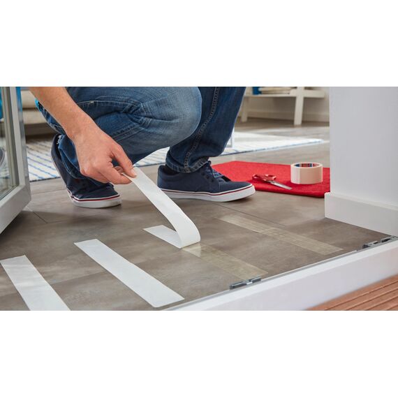 tesa Verlegeband rückstandsfrei entfernbar - Gewebeverstärktes, doppelseitiges Klebeband zum Verkleben von Teppich- und PVC-Bodenbelägen - 5 m x 50 mm