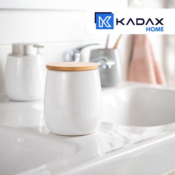 KADAX Kosmetikdose, Aufbewahrungsdose aus Keramik, Wattedose mit Deckel aus Bambus, Wattepadhalter, Vorratsdose, Wattebehälter, Universaldose für Badezimmer, Wattepads, rund (weiß)