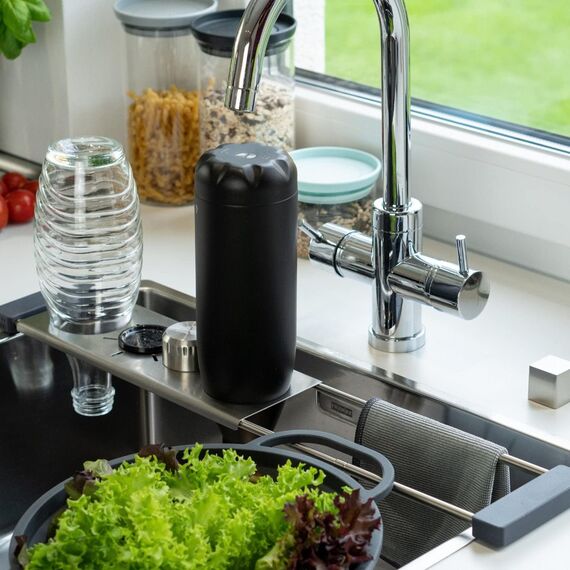 Sanni Shoo drip.it Flaschenhalter für 2 Flaschen der Marke SodaStream - teleskopischer Abtropfhalter aus Edelstahl, geeignet für die Spülmaschine, passt über Fast Jede Spüle (32–56 cm)