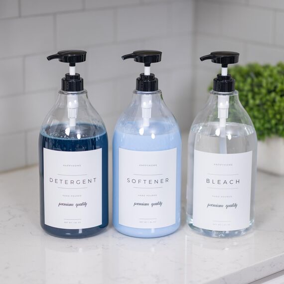 Flüssiger Waschmittelspender für Waschküche – 2 dekorative 1,8 l Behälter mit wasserabweisenden Etiketten – Plus 2 Pumpen und Schraubkappen, Faltbarer Trichter, zusätzliche Etiketten und Bambusschale