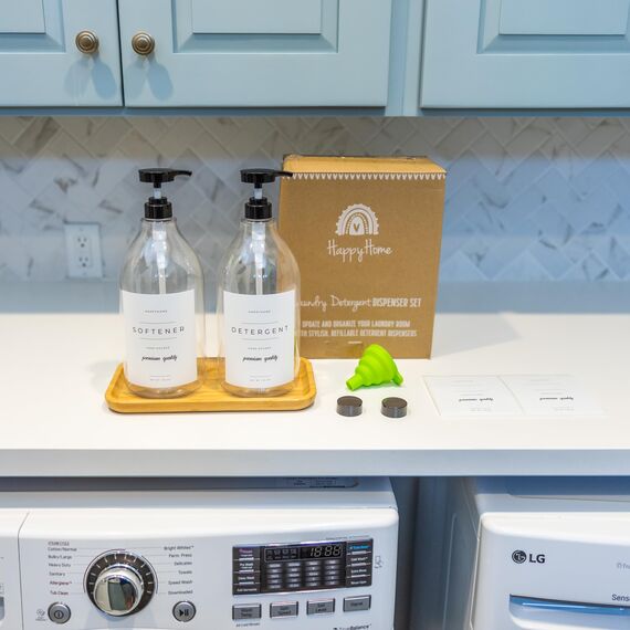 Flüssiger Waschmittelspender für Waschküche – 2 dekorative 1,8 l Behälter mit wasserabweisenden Etiketten – Plus 2 Pumpen und Schraubkappen, Faltbarer Trichter, zusätzliche Etiketten und Bambusschale