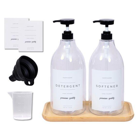 Flüssiger Waschmittelspender für Waschküche – 2 dekorative 1,8 l Behälter mit wasserabweisenden Etiketten – Plus 2 Pumpen und Schraubkappen, Faltbarer Trichter, zusätzliche Etiketten und Bambusschale