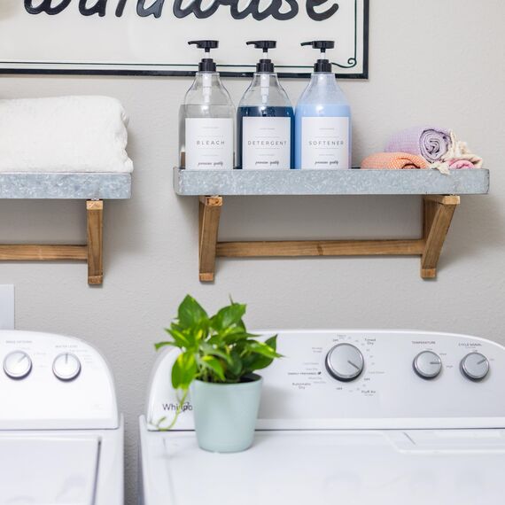 Flüssiger Waschmittelspender für Waschküche – 2 dekorative 1,8 l Behälter mit wasserabweisenden Etiketten – Plus 2 Pumpen und Schraubkappen, Faltbarer Trichter, zusätzliche Etiketten und Bambusschale