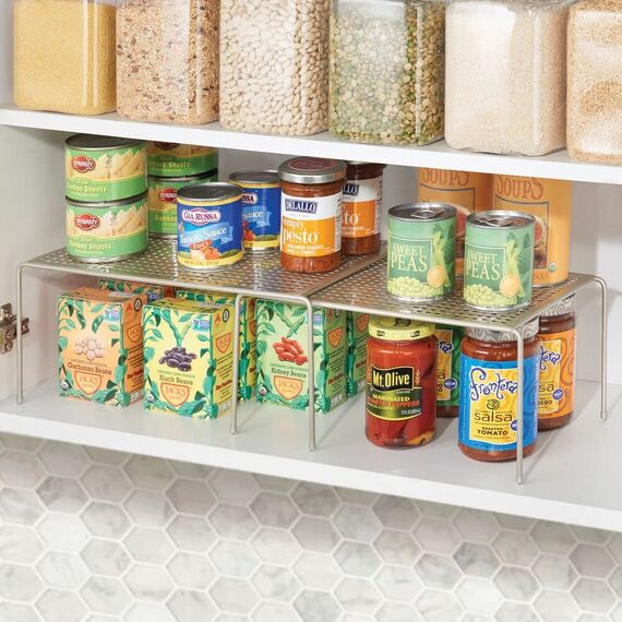 mDesign Regaleinsatz für Küchenschrank – verstellbare Geschirrablage aus Metall für mehr Abstellfläche – stapelbarer Schrankeinsatz zum Ausziehen – mattsilberfarben