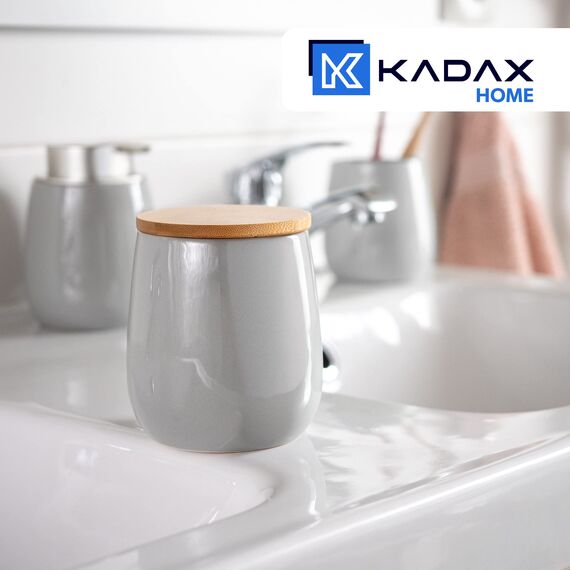 KADAX Kosmetikdose, Aufbewahrungsdose aus Keramik, Wattedose mit Deckel aus Bambus, Wattepadhalter, Vorratsdose, Wattebehälter, Universaldose für Badezimmer, Wattepads, rund (grau)