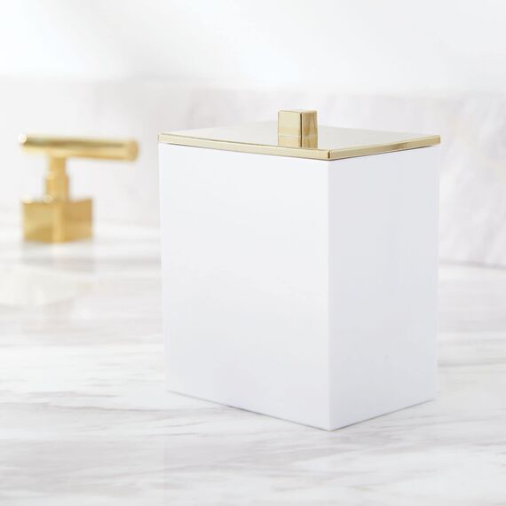 mDesign 2er-Set Wattepad Spender und Wattestäbchen Behälter – quadratischer Aufbewahrungsbehälter mit praktischem Deckel – Bad Accessoire aus Kunststoff für Kosmetik – weiß und goldfarben