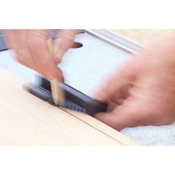 kwb Bohrhilfe/Bohrlehre Ø 44899 mm DrillBlock für rechtwinklige/gerade u. präzise Bohrungen auf Oberflächen, inkl. Grip-Points & Mittenfinder/Center-Finder zur Mittel-Punkt Ermittlung