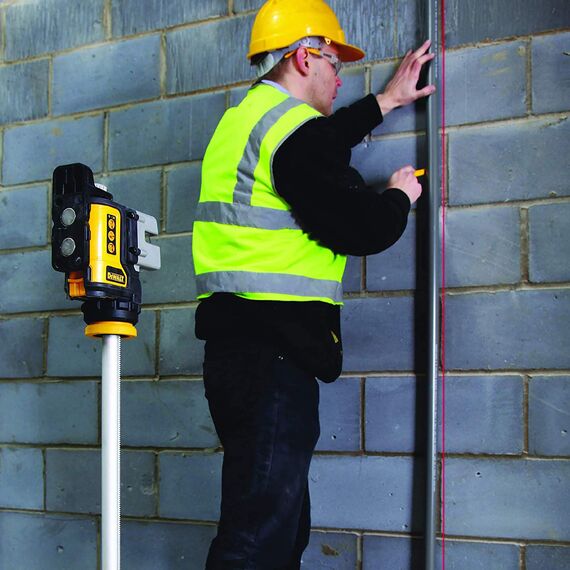 DEWALT Kreuzlinien-Laser (selbstnivellierend, 1x horizontale und 2x vertikale Laserlinien, Laserfarbe rot, 3-Tasten-Bedienung, inkl. Wandhalterung, Batterien und Transportkoffer) DW089K