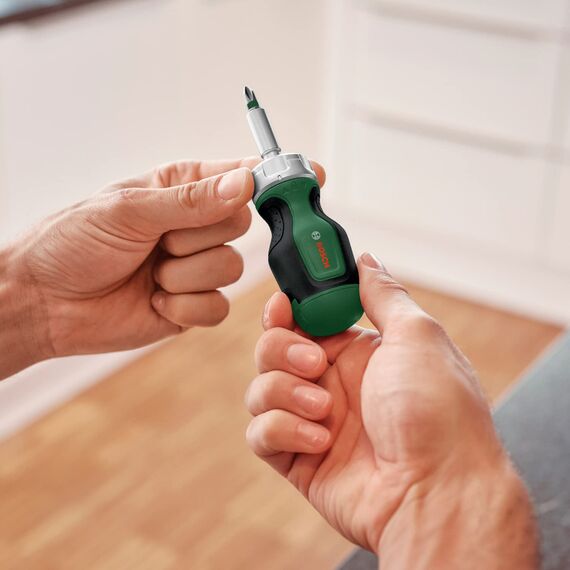 Bosch Stubby Ratschenschraubendreher mit Bit Magazin, 6-teilig (kompakter Ratschenschraubendreher mit hohem Drehmoment; 6 Bits – PZ1/2,PH2,SL4,TX25,HEX5; ergonomisch; magnetischer Bithalter)