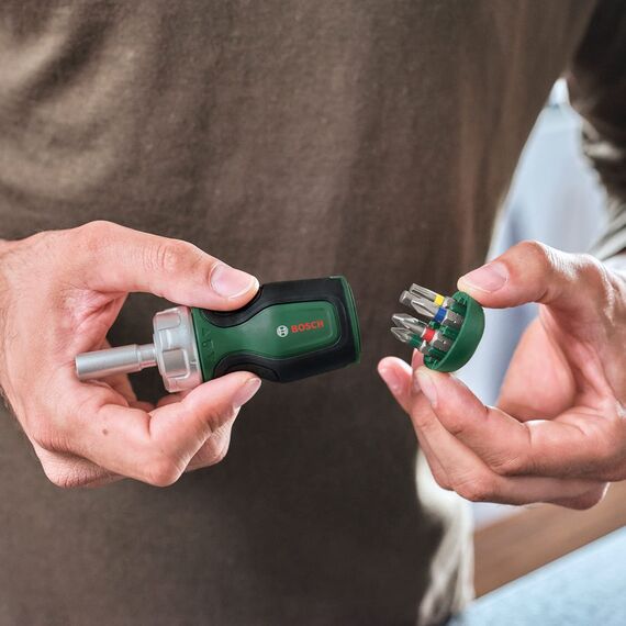 Bosch Stubby Ratschenschraubendreher mit Bit Magazin, 6-teilig (kompakter Ratschenschraubendreher mit hohem Drehmoment; 6 Bits – PZ1/2,PH2,SL4,TX25,HEX5; ergonomisch; magnetischer Bithalter)
