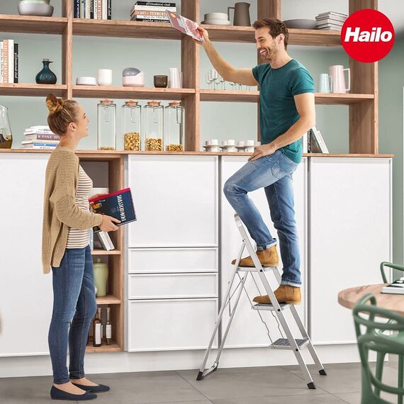 Hailo K70 StandardLine Alu-Klapptritt-Leiter - 3 große Stahl-Stufen mit Anti-Rutsch-Matten belastbar bis 150 kg - Trittleiter mit Klappsicherung - besonders leicht und einfach zu verstauen - Silber