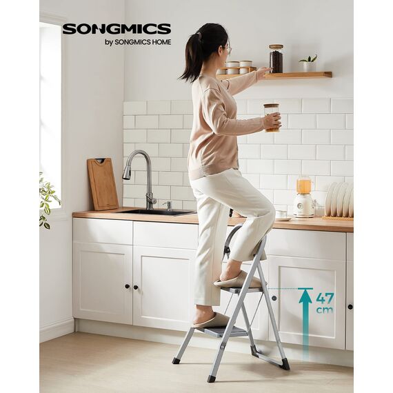 SONGMICS Trittleiter, Leiter mit 2 Stufen, Klapptritt, Klappsicherung, einfach zu verstauen, bis 150 kg belastbar, Taubengrau GSL012G01