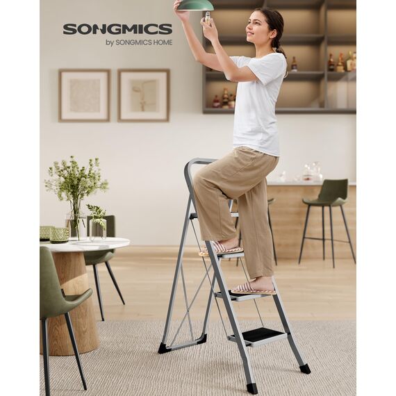 SONGMICS Trittleiter, Leiter mit 4 Stufen, Klapptritt, Klappsicherung, einfach zu verstauen, bis 150 kg belastbar, Taubengrau GSL004G01