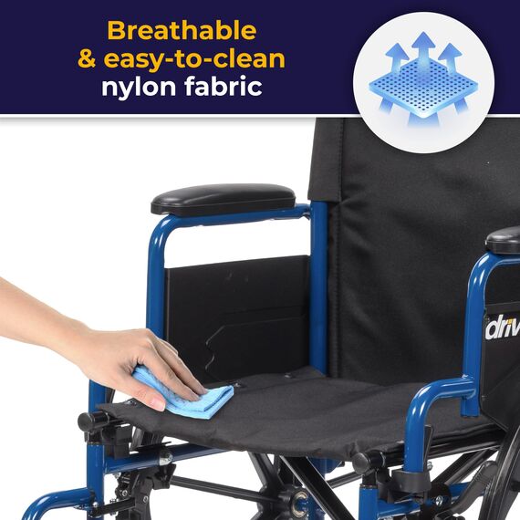 Drive Medical Blue Streak Leichter Rollstuhl mit wegschwenkbaren Fußstützen und zurückklappbaren Armen, tragbarer Klapprollstuhl für Erwachsene und Senioren, 45,7 cm Sitz