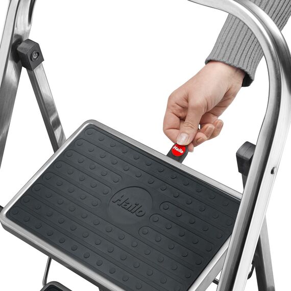 Hailo Alu-Klapptritt StandardLine, 3 große Stahl-Stufen bis 150 kg, kleine Alu Leiter mit Anti-Rutsch-Matten, Trittleiter mit Klappsicherung, Silber, Aktuelles Modell K70