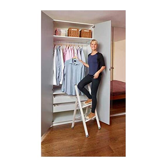 WENKO Leichte Aluminium Trittleiter mit 2 Stufen für 50 cm höheren Stand, rutschsichere XXL-Stufen, Design Klapptrittleiter, TÜV Süd Zertifiziert, 44 x 101 x 5,5 cm, Weiß