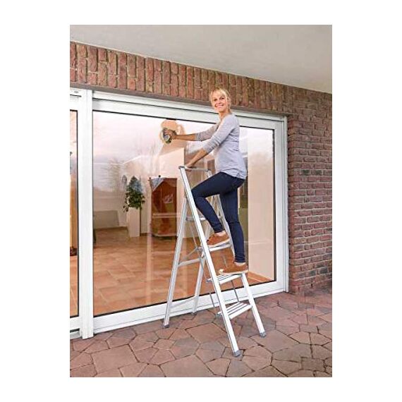 WENKO Leichte Aluminium Trittleiter mit 4 Stufen für 100 cm höheren Stand, rutschsichere XXL-Stufen, Design Klapptrittleiter, TÜV Süd Zertifiziert, 44 x 153 x 5,5 cm, Weiß