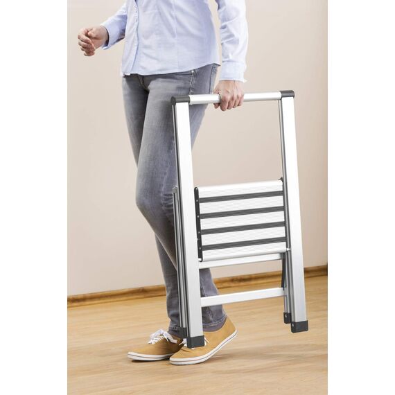 WENKO Leichte Aluminium Trittleiter mit 1 Stufe für 25 cm höheren Stand, rutschsichere XXL-Stufen, Design Klapptrittleiter, TÜV Süd Zertifiziert, 44 x 74 x 5,5 cm, Silber matt