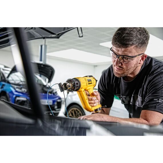 Dewalt 2.000 Watt Heißluftpistole D26414 (Temperatur 50-600°, Luftdurchsatz: 650 l/min, mit Flach- sowie Konusdüse und Lackschaber, sichere vertikale Standposition zum stationären Einsatz)