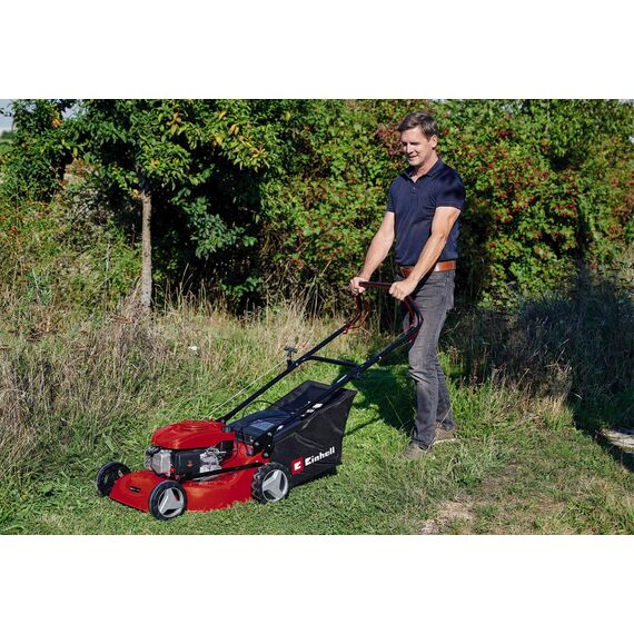 Einhell Benzin-Rasenmäher GC-PM 46/4 S (2 kW, bis 1400 m≤, 4-Takt-Motor, 46 cm Schnittbreite, 50 L Fangsack, abschaltbarer Hinterradantrieb, 9-stufige zentrale Schnitthöhenverstellung 30-80 mm)