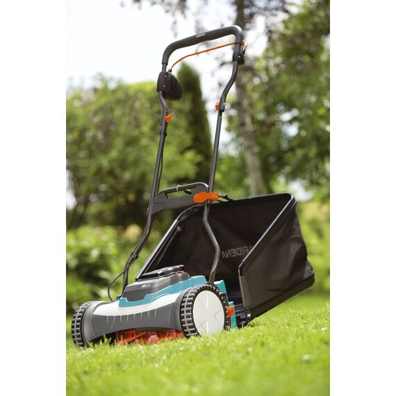 Gardena Akku-Spindelmäher 380 Li: Handrasenmäher mit Elektrounterstützung, bis zu 400 m² Rasenfläche, Messerwalze aus Qualitätsstahl,inkl. Akku und Fangsack (4025-20),Türkisblau und Grau