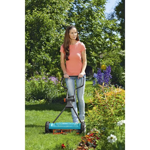 Gardena Classic Spindelmäher 400: Handrasenmäher mit 40cm Arbeitsbreite für bis zu 200 m² Rasenfläche, Messerwalze aus Qualitätsstahl, berührungslose Schneidetechnik, geräuscharm und präzise (4018-20)