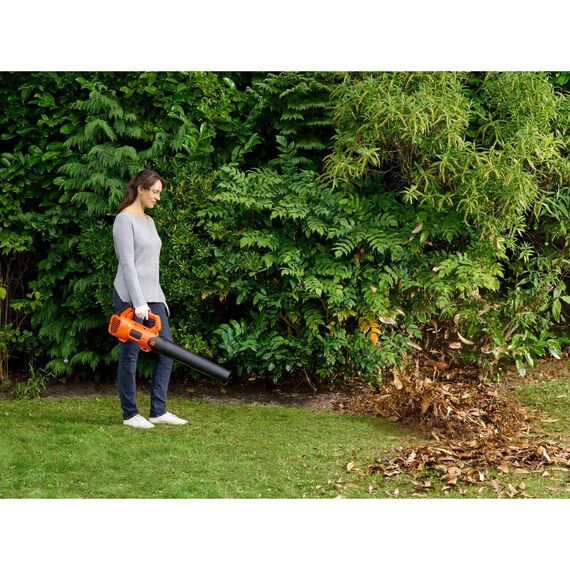 Black+Decker Akku-Axial-Laubgebläse (18V, Hohe Blasgeschwindigkeit von 145 Km/H, Luftvolumen 577 m³/H, integrierter Laubkratzer, für Terrassen, Wege, Einfahrten, ohne Akku + Ladegerät) BCBL200B
