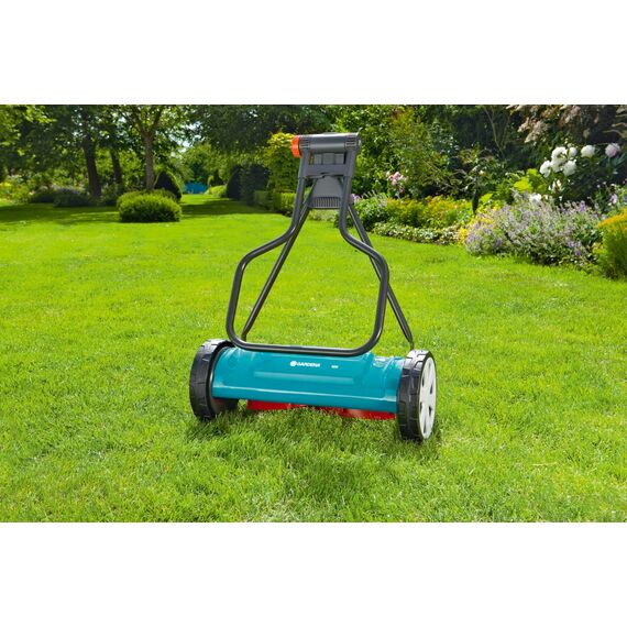 Gardena Classic Spindelmäher 400: Handrasenmäher mit 40cm Arbeitsbreite für bis zu 200 m² Rasenfläche, Messerwalze aus Qualitätsstahl, berührungslose Schneidetechnik, geräuscharm und präzise (4018-20)