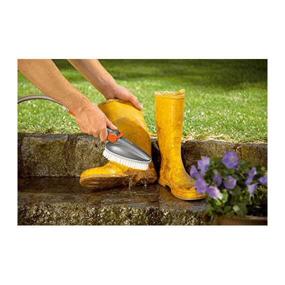 Gardena Handschrubber: Wasserführende Reinigungsbürste für das Cleansystem, ideal zur gründlichen Reinigung von Gartenmöbeln und -geräten (5572-20)